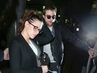 Kristen Stewart e Robert Pattinson desembarcam juntos em aeroporto