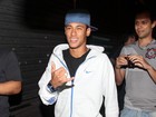 Na noite paulista, Neymar volta a exibir aliança