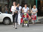 Lavínia Vlasak passeia com os filhos no Leblon, no Rio 