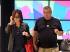 Glória Pires aproveita folga da novela 'Guerra dos sexos' e vai às compras