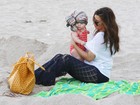 Irmã de Kim Kardashian leva a filha à praia com enorme lenço na cabeça