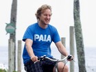 Owen Wilson anda de bicicleta no Rio