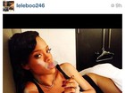 Com look provocante, Rihanna posta foto fumando na cama