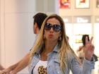 Valesca Popozuda manda beijinho em aeroporto do Rio
