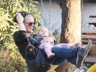 Pink brinca com a filha em parque de Malibu