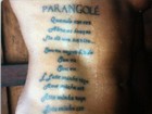 Amigo de Léo Santana tatua letra de música do Parangolé