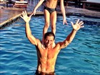 Henri Castelli se diverte com o filho em piscina