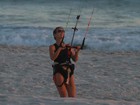 Cristiane Dias pratica kitesurf e é fotografada por Thiago Rodrigues