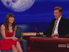 Casada, Jessica Biel aparece na TV radiante com um vestido vermelho