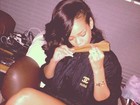 Rihanna aparece supostamente enrolando cigarro gigante em foto