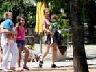 Betty Gofman brinca com as filhas gêmeas em parque do Rio