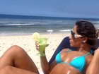 Ah, o verão... Mayra Cardi posa de biquininho em praia