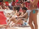 Nicole Bahls curte praia com o namorado Victor Ramos
