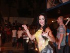 Gracyanne Barbosa vai a ensaio de rua da Mangueira