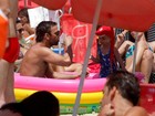 Marcelo Faria curte praia com a família no Rio