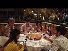 Conectada! Claudia Leitte posta foto de família ao telefone durante jantar