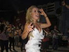 Coelhinha da 'Playboy' samba com vestido justo, curto, decotado