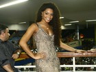 Juliana Alves usa vestido comportado em noite de samba
