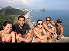 Giovanna Lancellotti e o namorado curtem vista para a praia com amigos