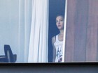 Madonna aparece na varanda do hotel