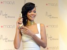 Rihanna reúne fãs em lançamento de perfume nos Estados Unidos