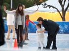 Alessandra Ambrósio patina no gelo com a filha