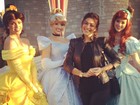 Juliana Paes se diverte na Disney e tieta as princesas