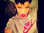 De língua para fora, Rihanna sensualiza no Instagram