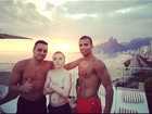 Namorado de Madonna exibe abdômen sarado em piscina de hotel