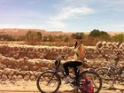Grávida, Samara Felippo pedala no deserto do Atacama