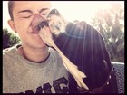 Miley Cyrus posta foto ganhando uma lambida do cachorro 