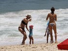 Mulher do empresário de Madonna curte praia com os filhos
