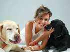 Luisa Mell posa ao lado de seus cachorros para ensaio