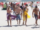 Diego Hypólito e as gêmeas do nado sincronizado curtem praia no Rio