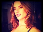 Alessandra Ambrósio posta foto usando lingerie: 'glamour'