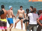 Reynaldo Gianecchini grava cenas de 'Guerra dos Sexos' na praia
