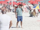 Eduardo Moscovis grava 'Louco por Elas' em praia no Rio