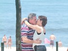 Natália do Vale e Oscar Magrini se beijam durante gravação de 'Salve'