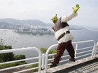 Um ogro no Rio: 'Shrek' chama atenção ao passear pela cidade