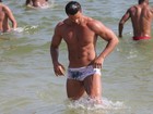 Ex de Nicole Bahls exibe tanquinho em dia de praia no Rio