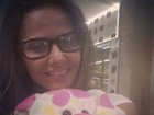 Momento fofura: De óculos, Vivi Araújo abraça ursinho
