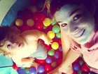 Priscila Fantin se diverte com o filho em piscina de bolinhas