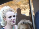 Com cachorra a tiracolo, Britney aproveita o dia ao lado dos filhos