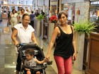 Daniele Suzuki passeia com filho no shopping