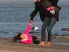 Filha de Halle Berry tropeça e cai em passeio com a mãe