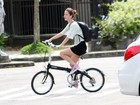 Nathalia Dill passeia de bicicleta no Rio