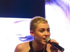 Miley Cyrus aparece com o cabelo mais curto e com decotão