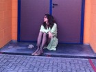 Nanda Costa publica foto de roupão em frente aos estúdios de 'Salve'