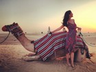 Katy Perry posa ao lado de um camelo em Dubai 