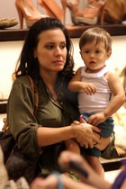 Juliana Knust passeia com o filho em shopping, no Rio (Foto: Marcus Pavão / AgNews)